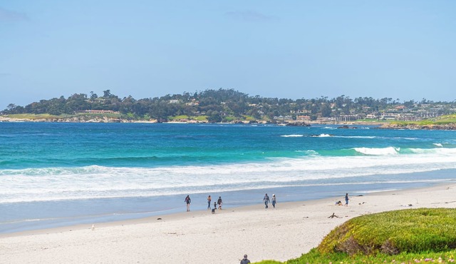 12 Oaks – Romantic Getaway for 2! Walk to Beach, Dining, & Shopping in Carmel-By-The-Sea