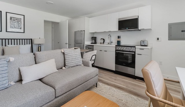 Convenient Oakland Studio w/ A/C, near Dining & Shops, by Blueground