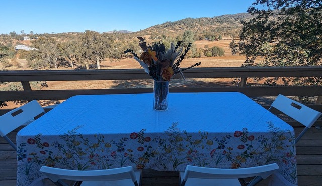 42 mi from Yosemite Gate. Sleeps10 in Coulterville