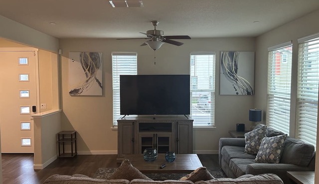 Cheerful 3BR home in a nice quiet family community in Elk Grove