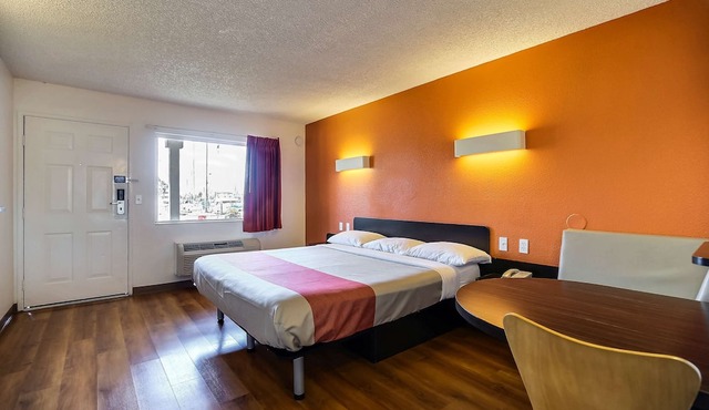 Motel 6 Oakland, CA - Embarcadero