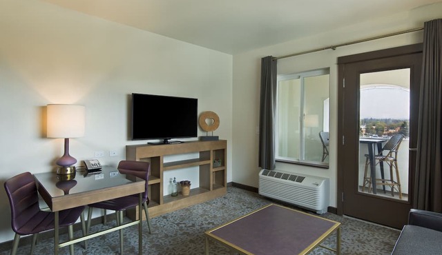 Oxford Suites Sonoma County