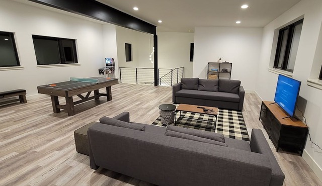 Amazing New 5 Bed Home next to the Columbia River. Sleeps 10 adults & 6 Kids in Stevenson
