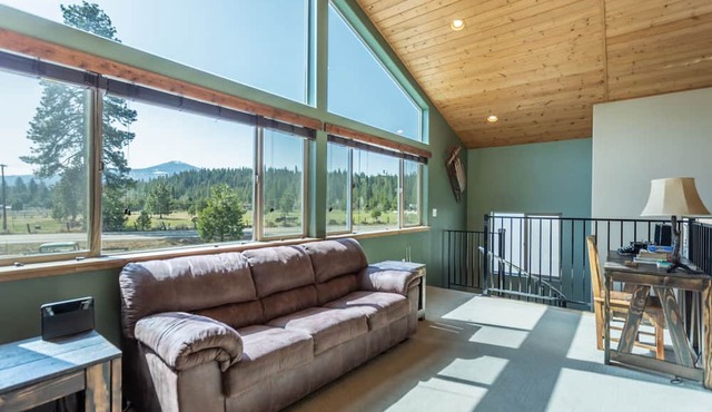 Beautiful retreat on Hat Creek, Fire Pits ,Fishing, 15 min to Lassen park in Old Station