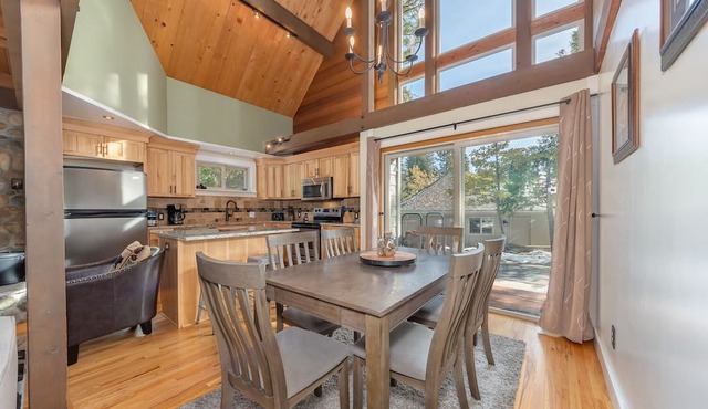 Pinecone Peak-Updated Cabin with Huge Recreation Room and Flat Level Driveway!