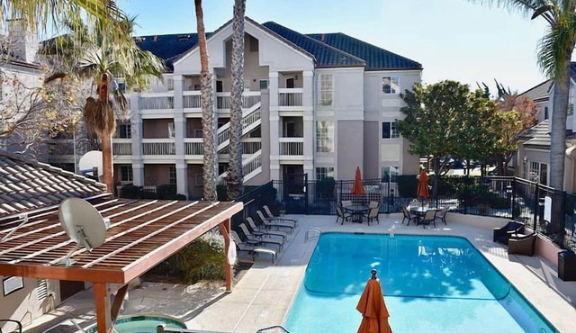 Minutes to San Francisco Zoo! Onsite Parking, Pool, Pet-friendly Property!