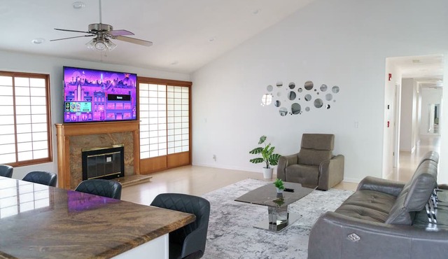 Spacious Home & Yard, Great for big groups & companies