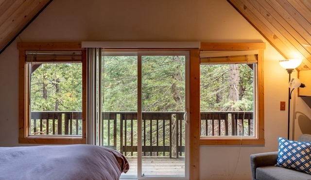Cedar Retreat with Hot Tub, Sauna & Lake Access