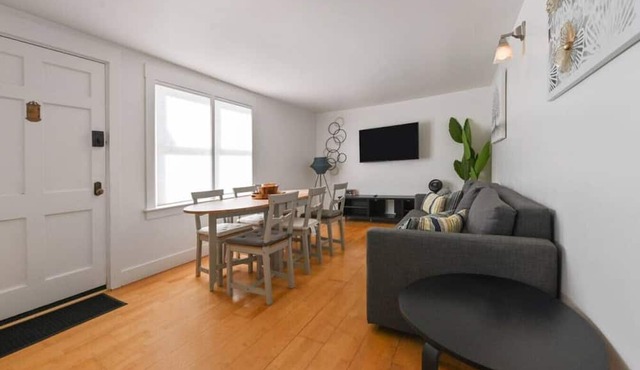 Pet Lovers` Haven Near UCB & Subway