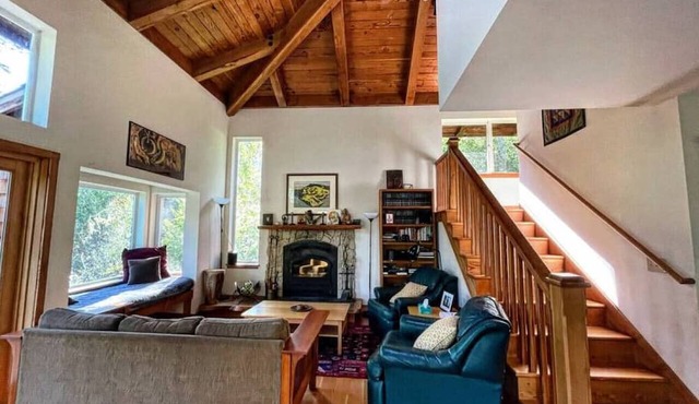 Forest Getaway Cozy, Inviting Cabin w Deck