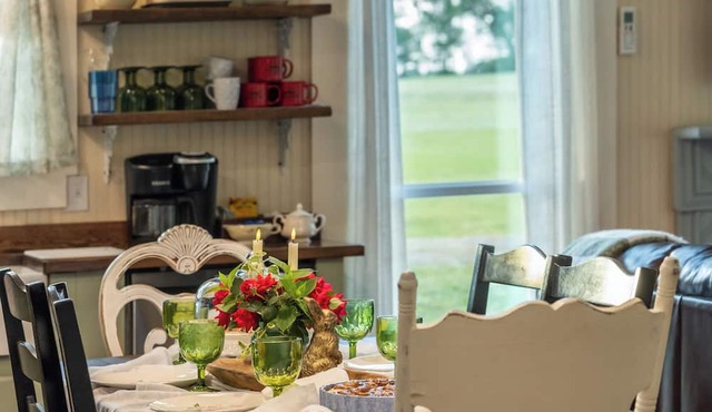 Auntie Anna’s Country Retreat Serving Up Cinnamon Rolls, Hot Tub, Walking Trail in Como