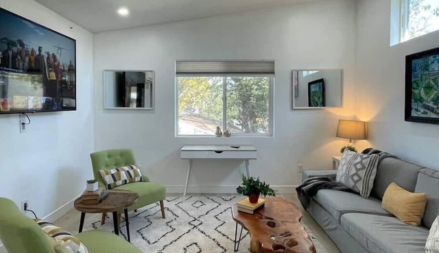 Lovely one-bedroom apartment minutes from Downtown