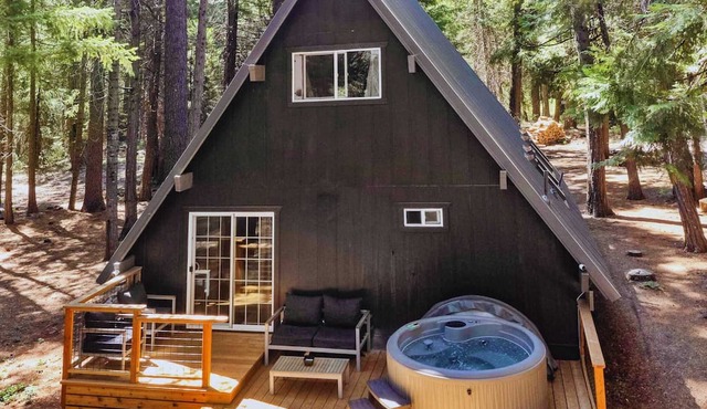 A-Frame Cabin w/Hot Tub near Mount Lassen Park in Shingletown