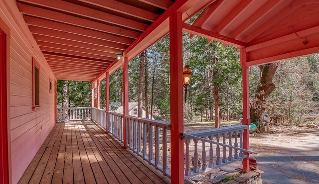 ABOVE IT ALL - UNIQUE MOUNTAIN RETREAT SLEEPS 15 W/REC ROOM