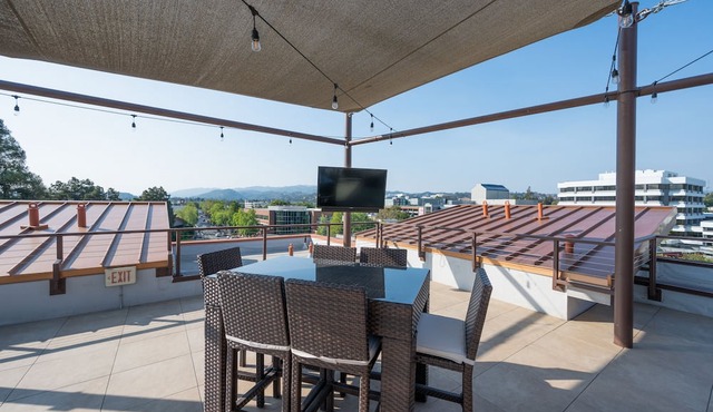 Pet-Friendly Walnut Creek with Rooftop Hot Tub