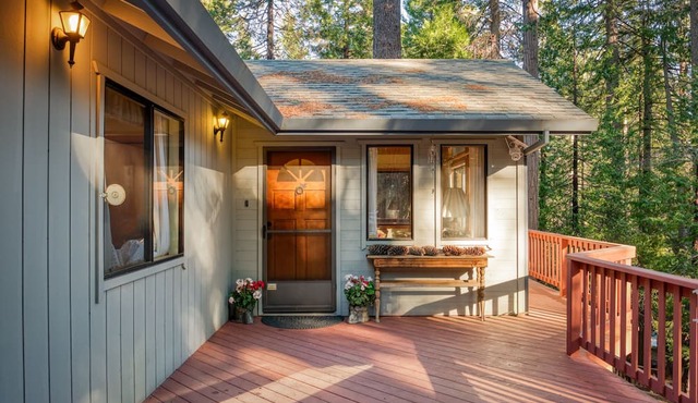 Large cabin, Big Trees State Park, w/deck/movie-theater/game-rooms/dog friendly