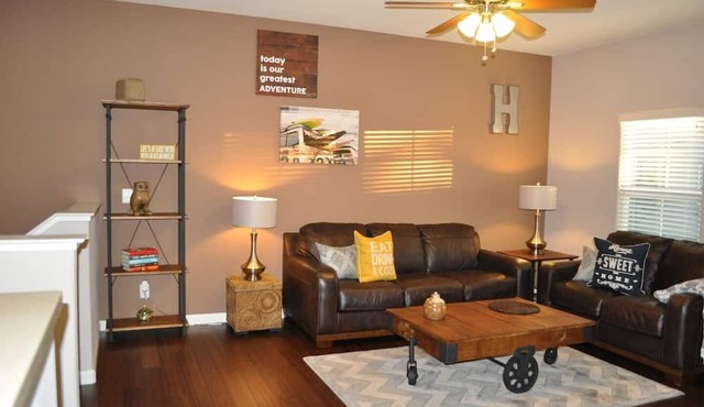 LePark YELLOW with Pool & Spa Next to Downtown Golden One Airport