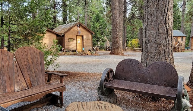 Camping Cabin A Near Lassen NP With Shared Bathrooms/Showers in Shingletown