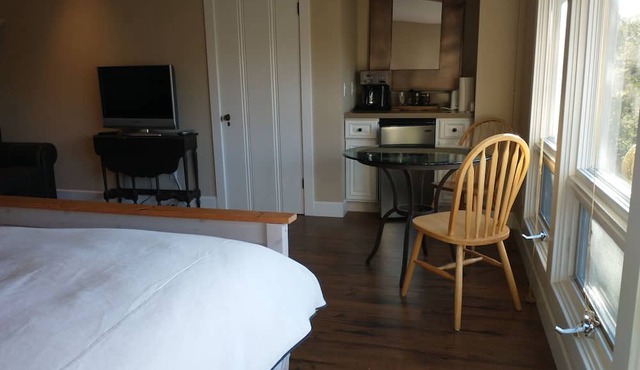Romantic wine country getaway, close to fine dining/wineries.