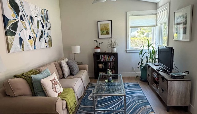 Cozy contemporary cottage in downtown Lafayette near shops and restaurants
