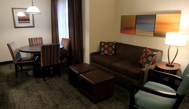 Free Breakfast. Free Shuttle. Outdoor Pool & Hot Tub. Studio Near Downtown San Jose.