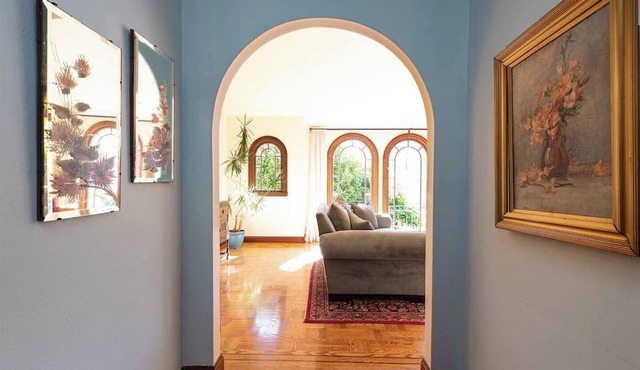 Beautifully decorated 2 BD + 2 BA upstairs condo comes with everything you need including high speed wifi, garage parking, lots of sunlight and easy access to public transportation. Truly one of Noe Valley's loveliest places to stay!