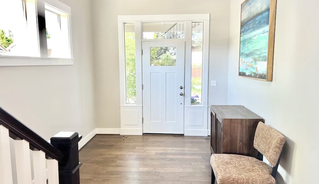 New 6 bedrooms 3 fullbath, king bed on main.single family large upscale home. in Tigard