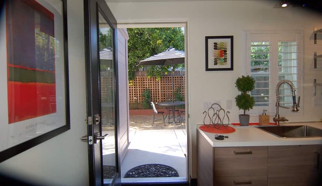 Contemporary Flat w/Gentleman's Vineyard -1 Block to Downtown Napa! Non-Hosted