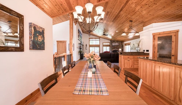 Ski View at Tahoe Donner - 4 BR -Private Hot Tub - HOA Amenities