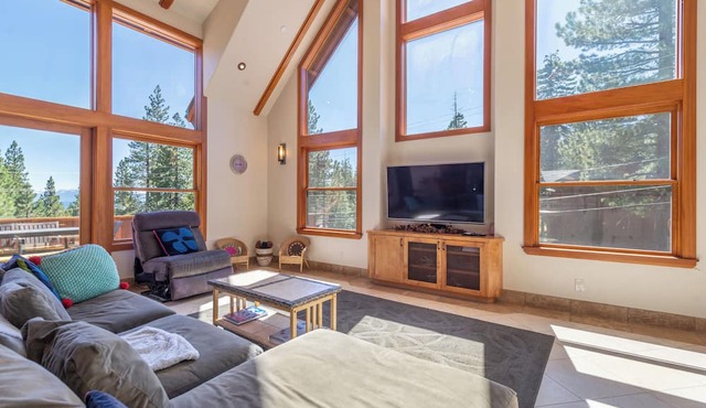 Look Out Lodge - On North Shore w/Lake View, Hot Tub, Pool Table and Pet Friendly in Kings Beach