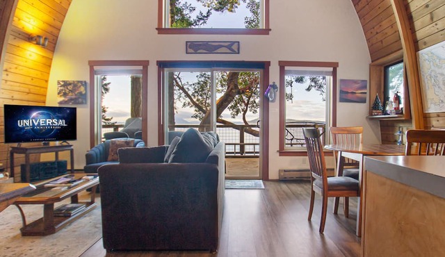 Waterfront Cabin near Roche Harbor! (Elephant House) in Friday Harbor