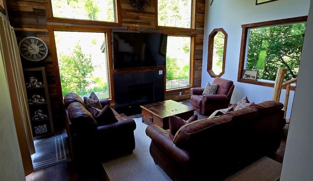 New Remodel! Waterfront, pets, Outdoor Ent, Hottub & Views 4min to Leavenworth. in Leavenworth