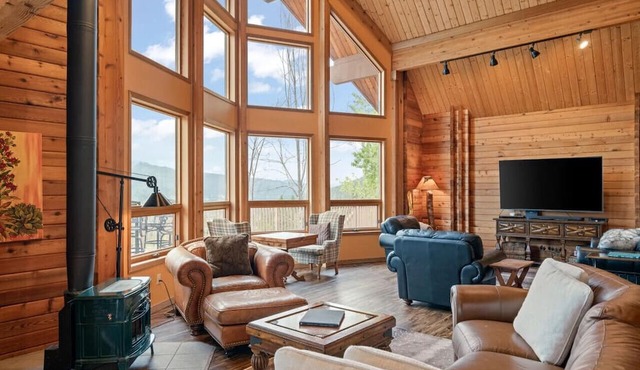 Private Luxury Pool and the Best Views in Leavenworth! - Red Roof Lodge in Leavenworth