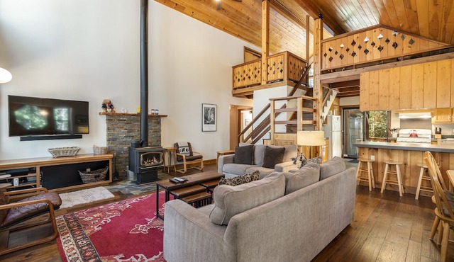 Creekside Cabin - Beautiful Dog Friendly Cabin in TD, Hiking and Biking Access