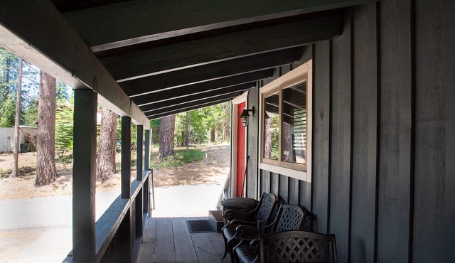 China Alley Cabin B: Cute & Cozy Cottage w/Deck in La Porte