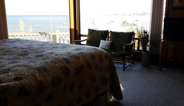 Gorgeous View Oceanfront with stairs to Beach in Brookings