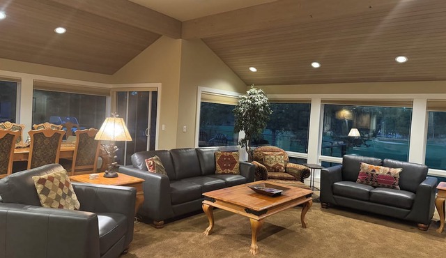 Sunriver House - SHARC Passes, Mt Batch, Desch River, Tennis, Bike Paths an more in Sunriver