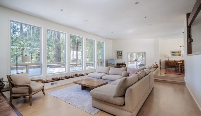 CHESA MADRISA - Vacation Elevated - Open Floor Plan Chalet + Wall of Windows in Dorrington
