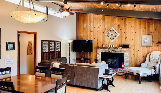 The Oak Haven! Private, Nature Retreat w/Hot Tub in Wine Country!
