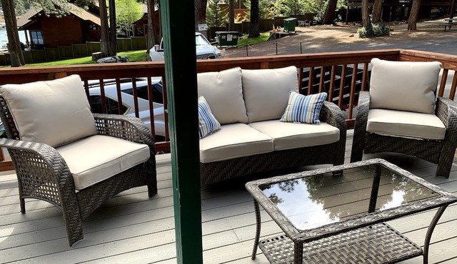 Lakeside cabin, remodeled, cozy, pet friendly with boat launch & free boat slip. in Lake Almanor