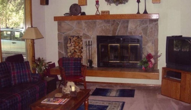 BEAUTIFUL, SPACIOUS NORTH-END HOME, HOT TUB, A C, WI-FI, BIKES, DCCA#603 in Sunriver
