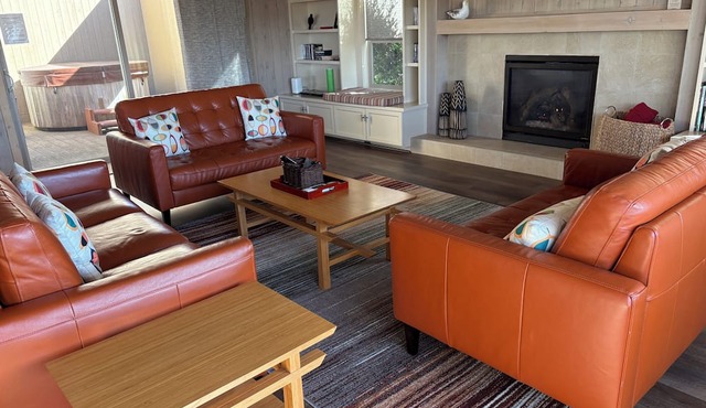 "The Birds" Easy walk to the beach, hot tub, fireplace, pet friendly