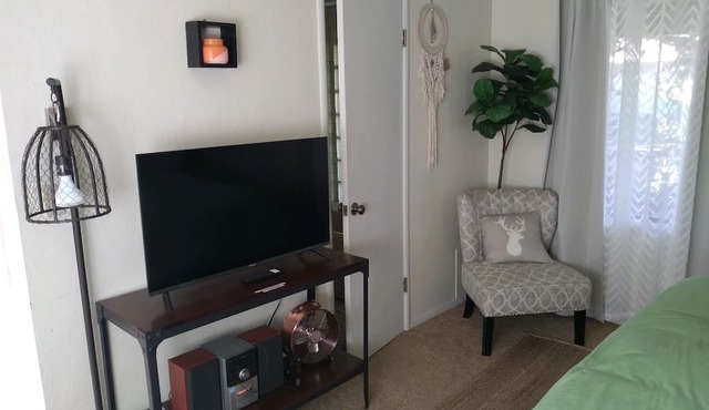 Private guesthouse, pet friendly, ADA, view, Avenue of the Giants,fast wifi in Garberville