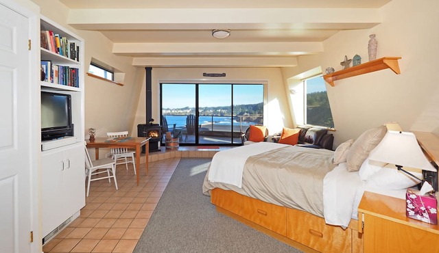 SWEEPING OCEAN VIEWS - bar none. Over 365 5 star reviews, everyone comes back. in Mendocino