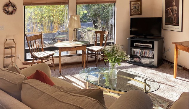 Cozy and Charming Apple Blossom Retreat—Relax with Nature