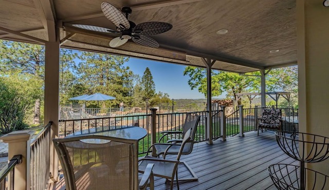 Western Retreat Lux Backyard, Big Pool & Outdoor Entertaining. Near Casino!