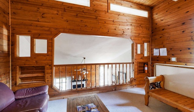 Eclectic second floor condo with loft, balcony, & gas fireplace - family friendly in Kings Beach