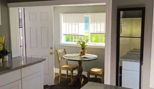 Cozy 2-bedroom house in welcoming Oakland with AC