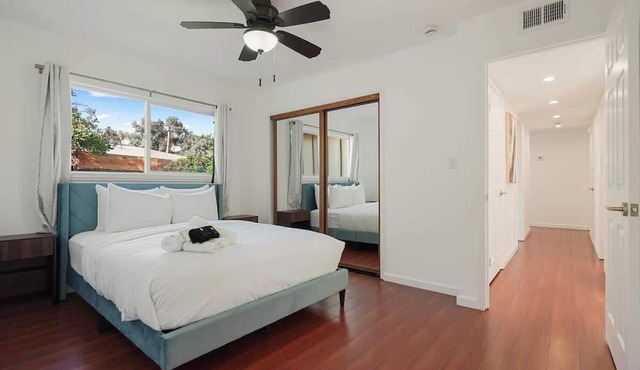 Lakefront 3Beds/1.5Bath Retreat w/ Water Views Walk to Shops Near SF