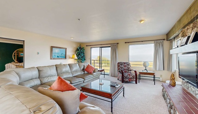 Oceanfront Home - Stunning Views & Private Hot Tub